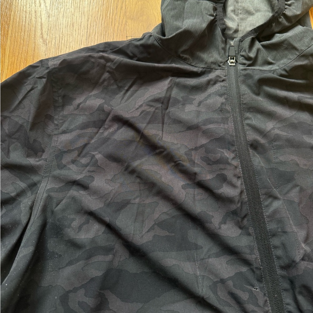 Vuori Men's Outdoor Trainer Shell in Black Camo - Picture 4 of 11